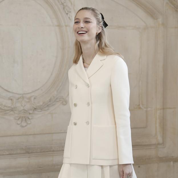 Beatrice Borromeo deslumbra en París con el peinado royal más bonito y más fácil de copiar si tienes este accesorio para el pelo