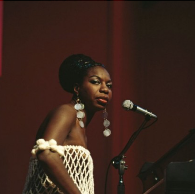 Qué pasó cuando Nina Simone dejó un chicle pegado en su piano en su último concierto en Londres (casi una experiencia religiosa)