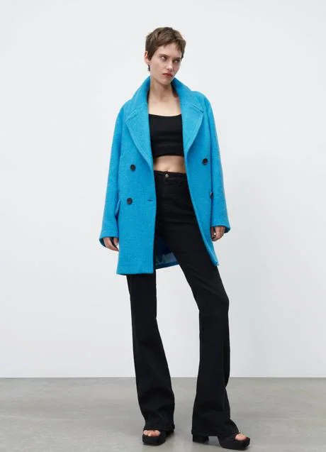El abrigo azul y que más favorece para hacer la transición la primavera | Mujer Hoy