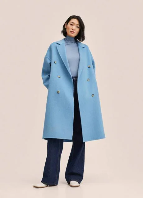 El abrigo azul básico y elegante más favorece para hacer la transición primavera | Mujer Hoy