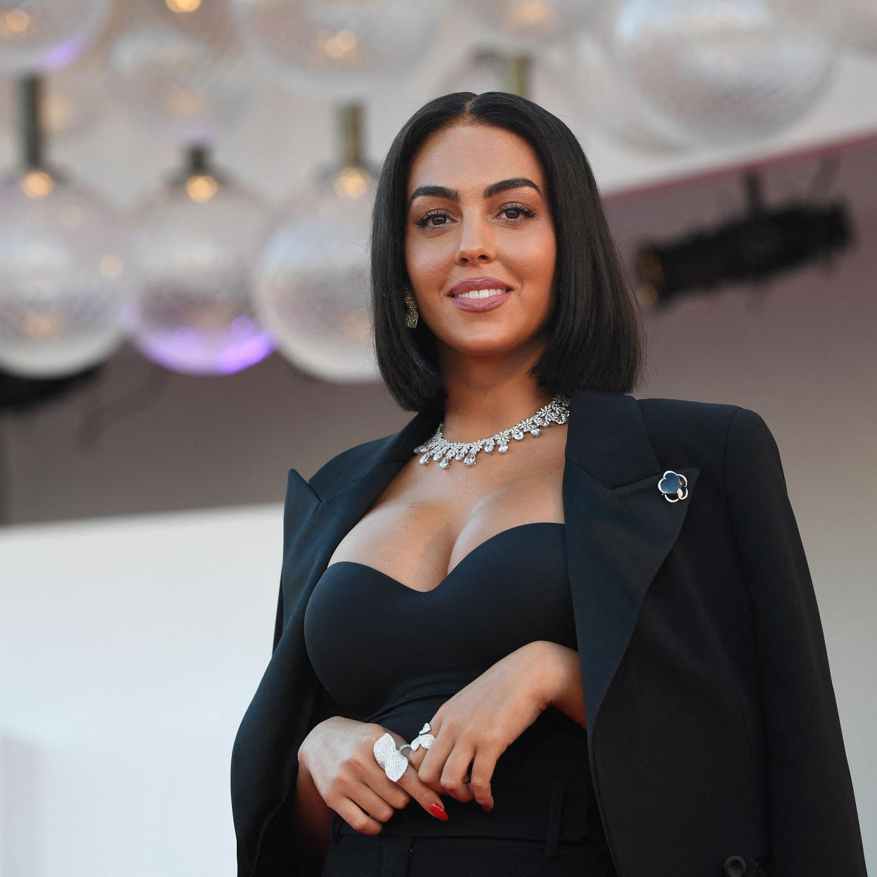 Georgina Rodríguez, protagonista de la alfombra roja del Festival de Cine de Cannes 2021 con un original vestido./getty images