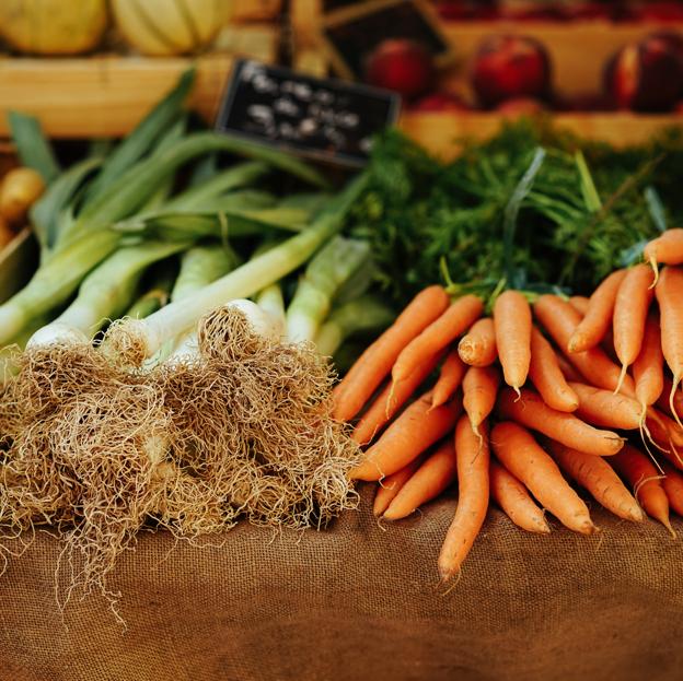 Puerros y zanahorias son esenciales en un buen caldo casero.