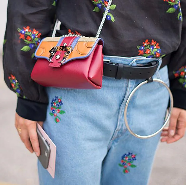 Adelántate a las tendencias con los pantalones vaqueros de Pull&Bear que nos acercan la primavera con un precioso bordado margaritas | Mujer Hoy