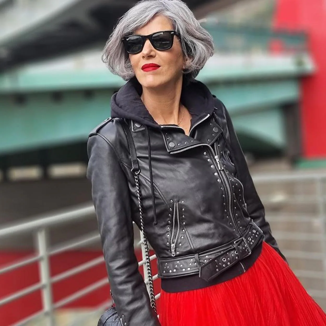 falda de tul roja de Zara agotada y una chaqueta negra: el look low cost que a 50 y arrasa en Instagram | Mujer Hoy