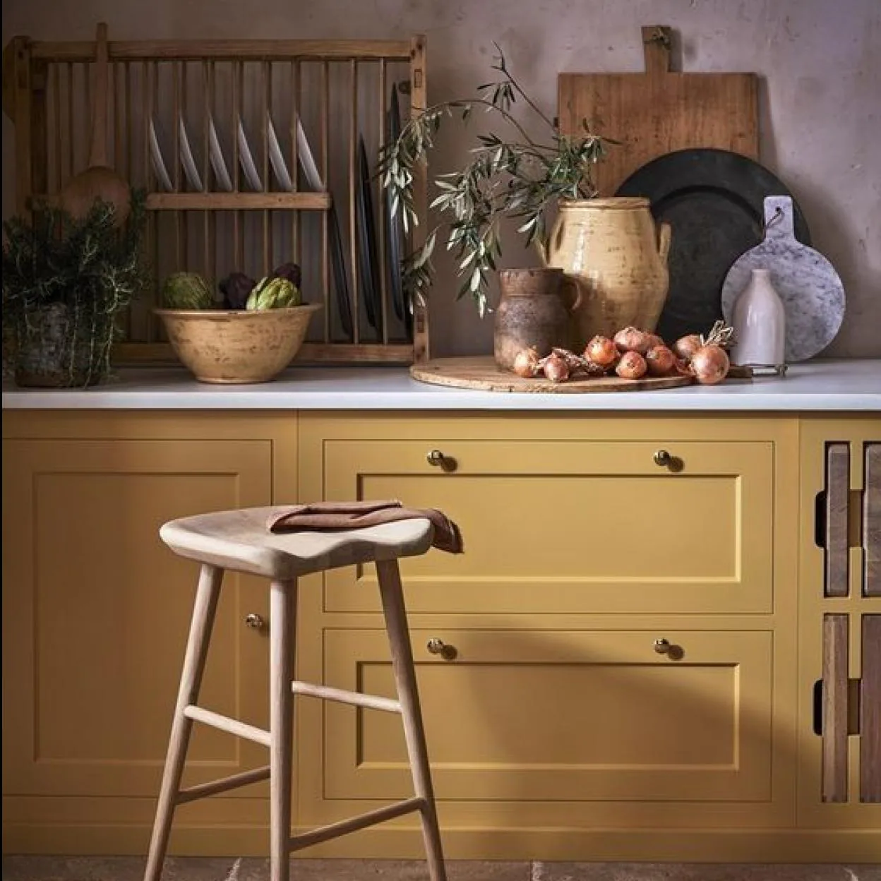 Una cocina slow con muebles en blanco y detalles en madera