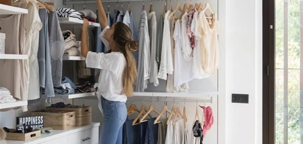 Come piegare i vestiti per risparmiare più spazio nell’armadio e tenerlo sempre in ordine