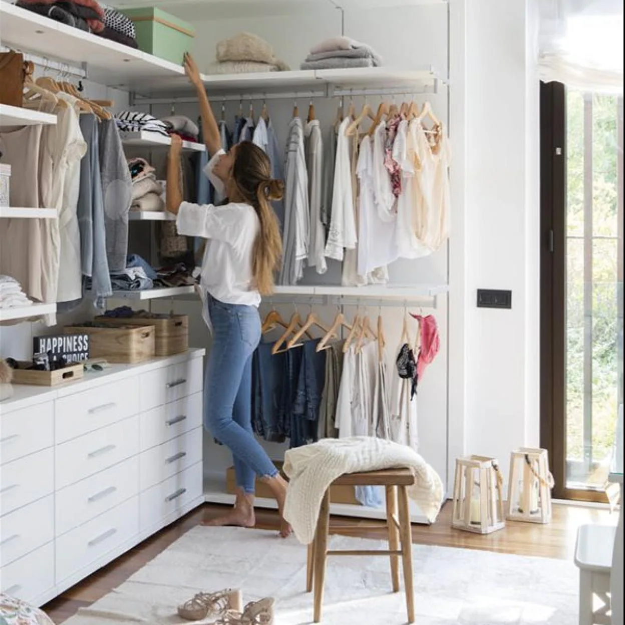 Cómo doblar ropa para más espacio en el armario y que esté ordenado | Mujer Hoy