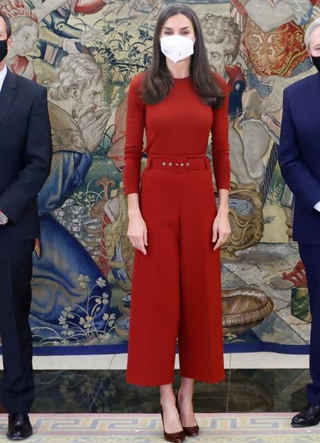 Manual de uso de los pantalones culotte para que estilicen tanto como a la reina Letizia. En la foto, con total look rojo de Hugo Boss y salones de Lodi.