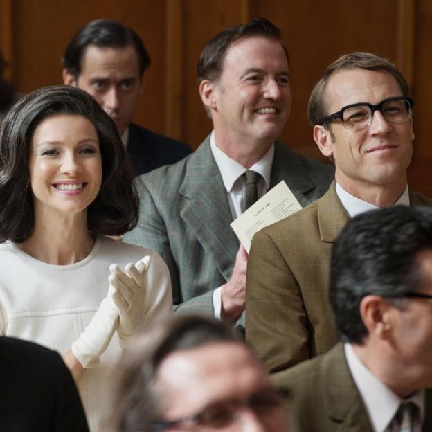 Caitriona Balfe y Tobias Menzies en una imagen de la tercera temporada de Outlander.