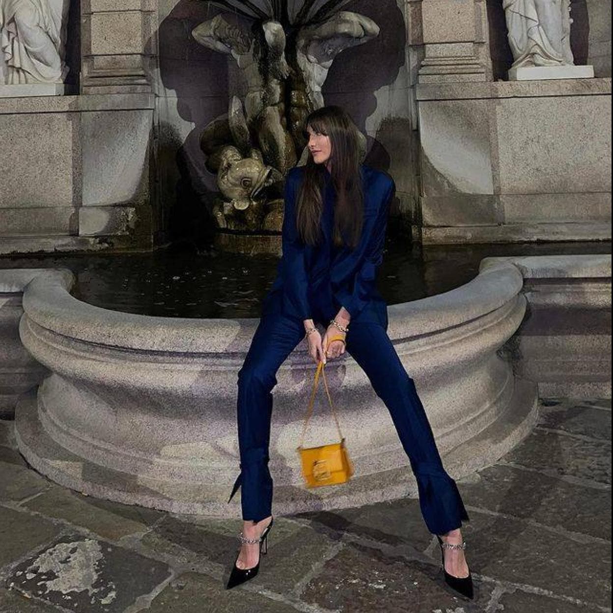 Este es el look con traje azul marino más elegante que arrasa en el street  style y ahora puedes copiar en versión low cost | Mujer Hoy