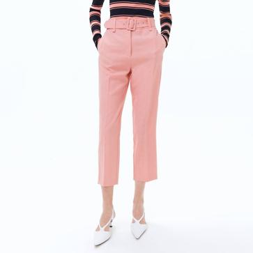 Estos pantalones capri de Sfera disponibles en siete colores lo tienen  todo: rejuvenecen, hacen tipazo y cuestan menos de 18 euros