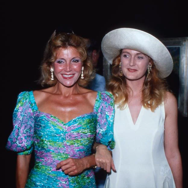 Tita Cervera con vestido de flores drapeado y Francesca Thyssen, de blanco, aparecen juntas en público en lso años 90.