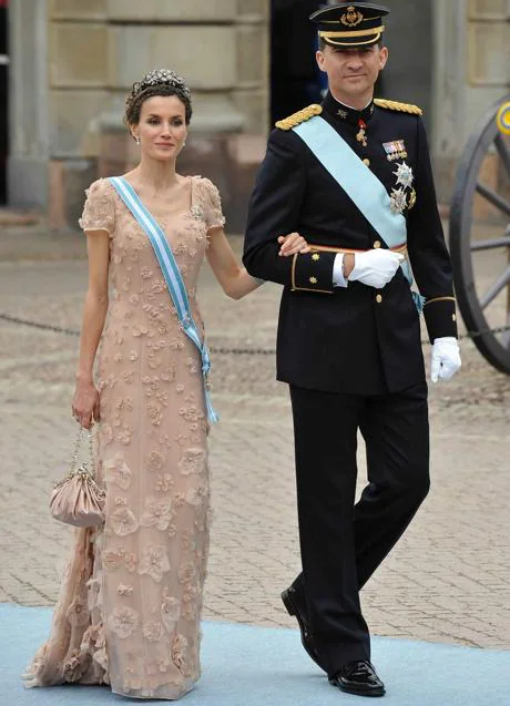 mejilla Velas compensar Los 5 looks que dinamitaron la ruptura definitiva entre Felipe Varela y la  reina Letizia | Mujer Hoy