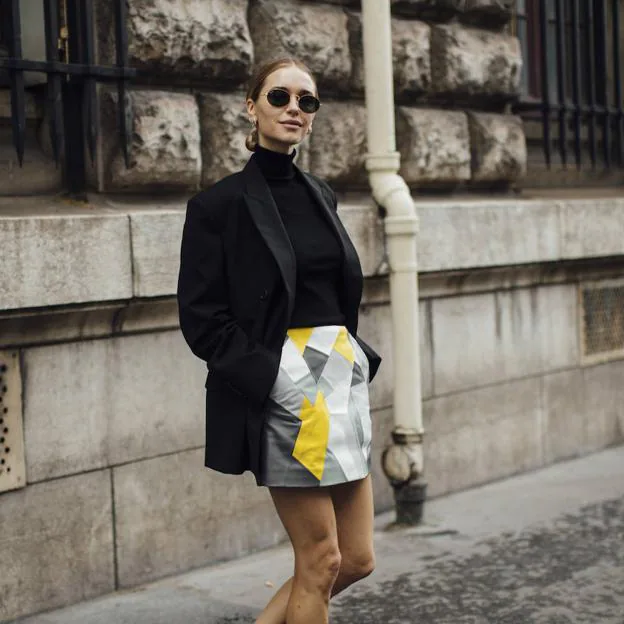 H&M tiene la falda que sienta porque alarga las piernas, ajusta cintura y el estampado más elegante de la temporada | Mujer Hoy