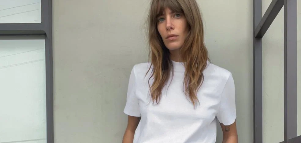 La camiseta básica y perfecta existe: la en Zara por menos de 10 euros (y viene en otros colores) | Mujer