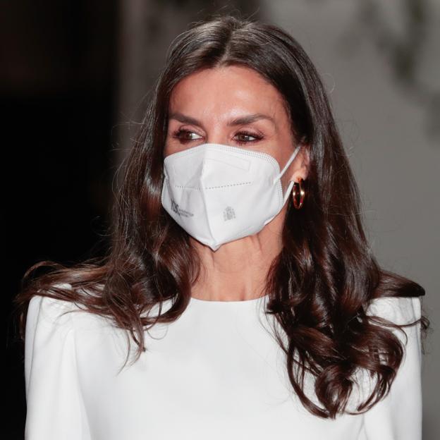 La Reina Letizia visita la Fashion Week de Madrid con una impresionante melena liquid hair con ondas.