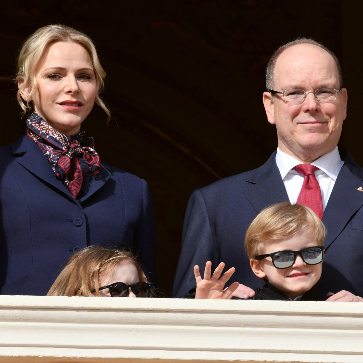 Pincha en la imagen para ver los looks más rejuvenecedores de Charlene de Mónaco que esperamos volver en las próximas semanas tras su vuelta a palacio./gtres