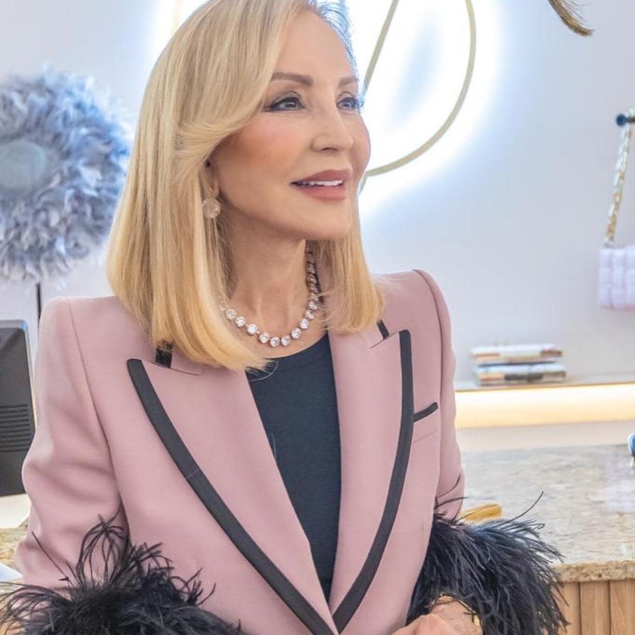 Mil millones agitación métrico Zara tiene la copia baratísima de esta blazer de lujo tan favorecedora con  la que ha arrasado Carmen Lomana en Instagram | Mujer Hoy
