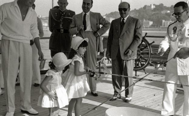 Carmen Martínez Bordiú con su abuelo, Francisco Franco, en el yate Azor.