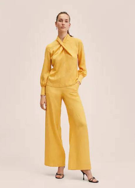 El conjunto de color amarillo mostaza es de Mango