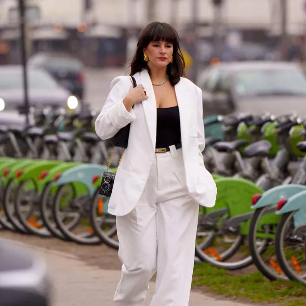 Pantalones blancos, top de punto y blazer recta: el espectacular que triunfa en Instagram y puedes copiar en Zara | Mujer Hoy