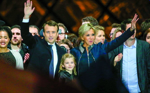 Emmanuel Macron celebrando su victoria electoral en 2017 junto a su esposa, Brigitte, la nieta de esta, Emma, y su hija, Tiphaine Auziere (detrás, a su derecha).