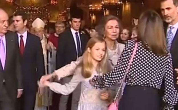 Desencuentro entre la reina Letizia y la reina Sofía en la misa de Pascua.