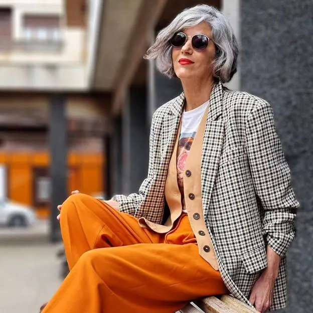 Ni rosa ni verde, pantalones que rejuvenecen a los 50 son naranjas que sientan de maravilla | Mujer Hoy