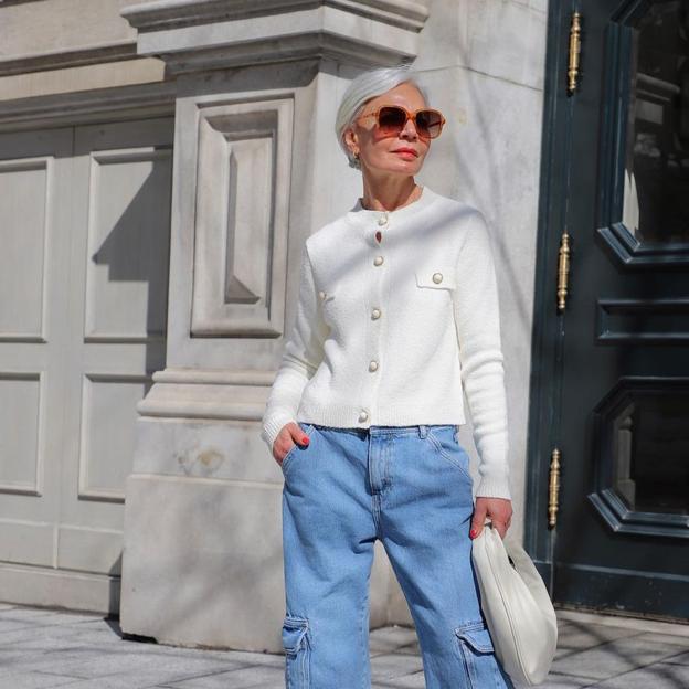pantalones completamente Desnatar Los pantalones cargo superventas de Mango que rejuvenecen a los 50 y  llevarás con la prenda parisina de la temporada | Mujer Hoy
