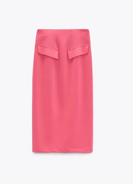 Ficha la falda midi rosa de Zara que llevaría la reina Letizia porque sienta de y es súper | Mujer Hoy