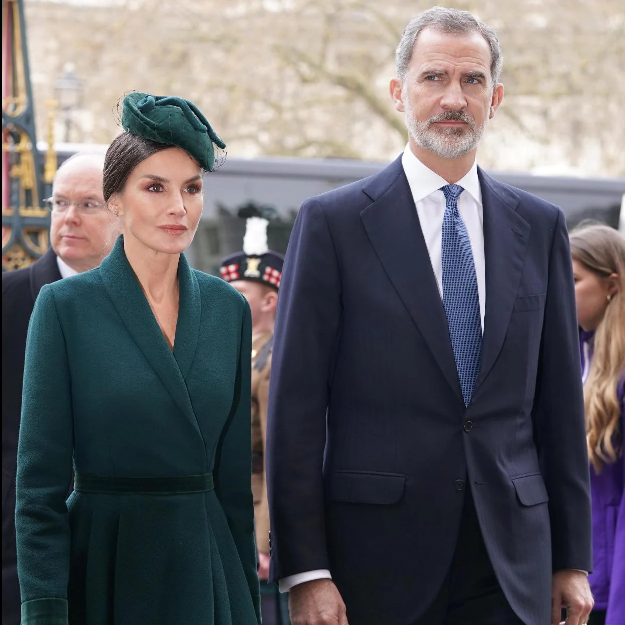 El espectacular vestido verde de la reina Letizia (con tocado incluido) que  parece inspirado en Grace Kelly: el look que la convierte en la royal mejor  vestida | Mujer Hoy