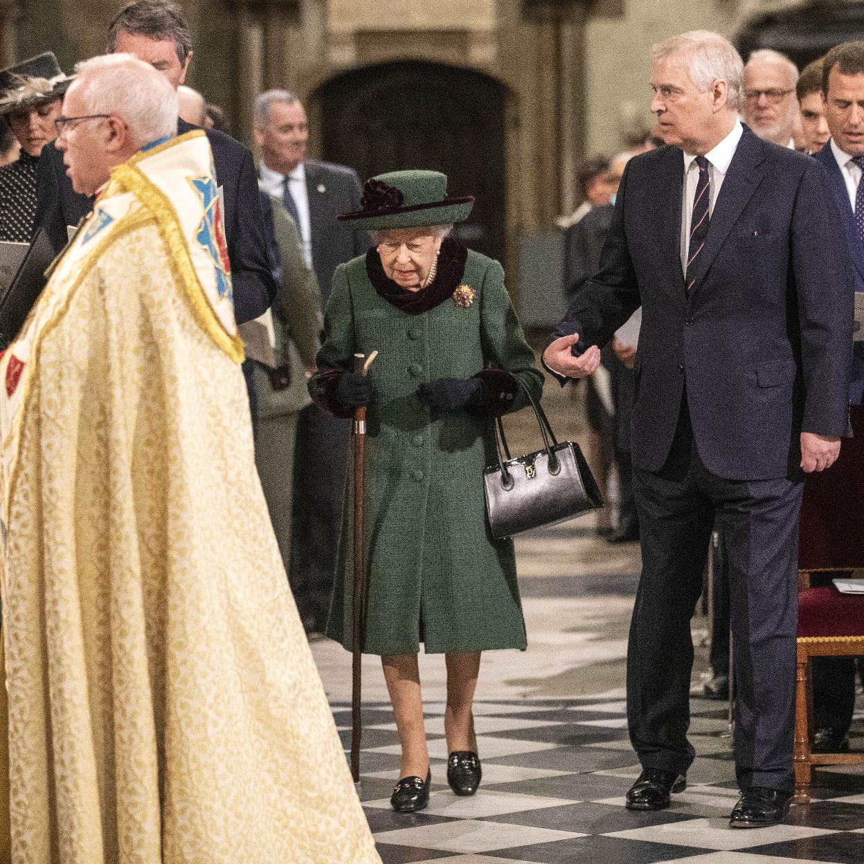 Isabel II y el príncipe Andrés, en la misa en memoria del duque de Edimburgo. Pincha en la foto para repasar la vida de la reina de Inglaterra en imágenes. /gtres