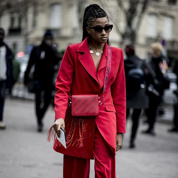 La chaqueta más de la temporada es esta roja que hace tipazo y ha conquistado a las influencers | Mujer Hoy