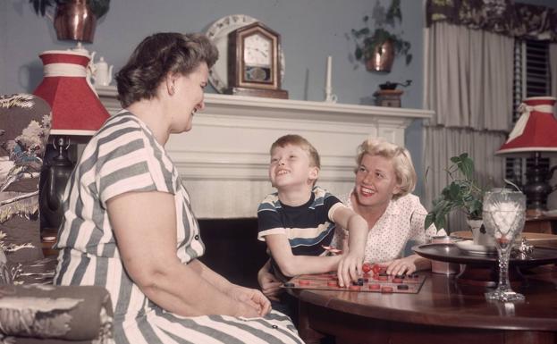 Junto a su madre y su único hijo Therry, en 1955, en su residencia familiar.