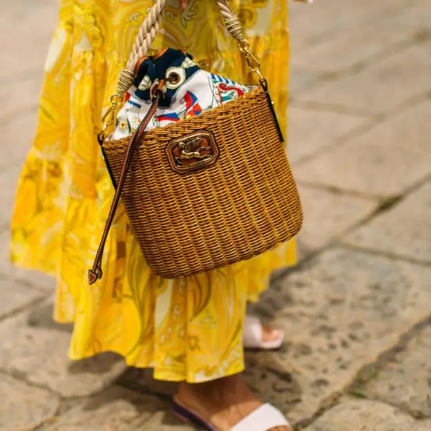 El bolso de rafia de 20 euros de Zara que va a solucionar la temporada | Mujer