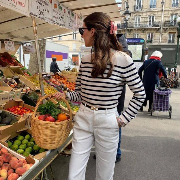 El básico más elegante y favorito de las francesas para vestir a diario es una camisa con estampado de rayas que combine con todo