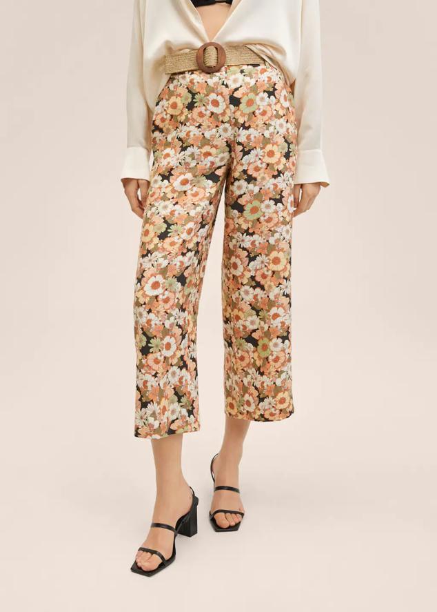 Pantalones estampados muy favorecedores que son tendencia esta primavera