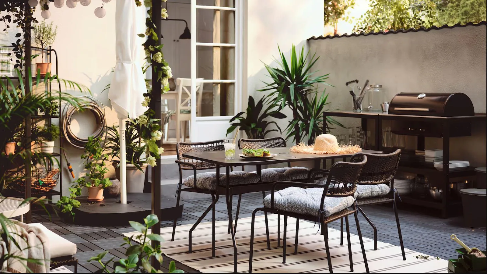 Conjuntos de mesas y sillas, sofás, tumbonas y hamacas, sombrillas Los  muebles de exterior más bonitos y baratos de  para tu terraza y jardín