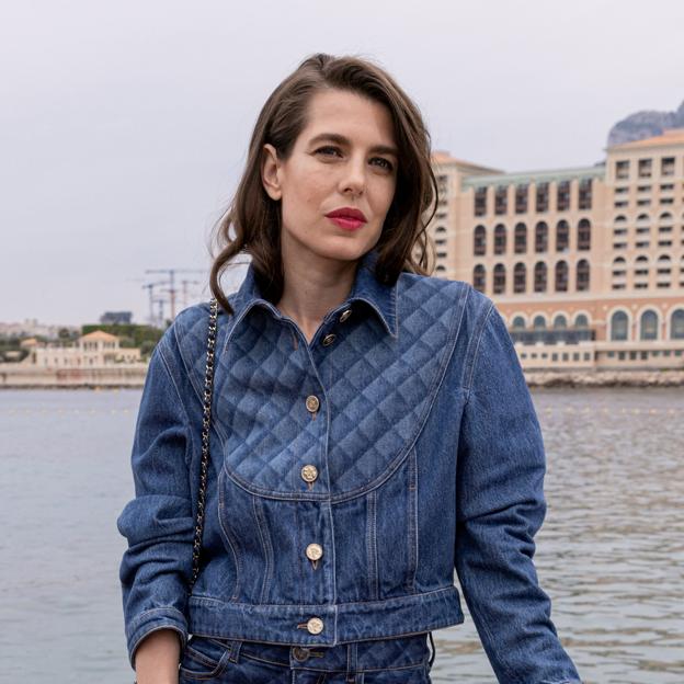 El look total denim de Carlota Casiraghi que queda de maravilla, que rejuvenece y que puedes copiar muy fácil en el low cost