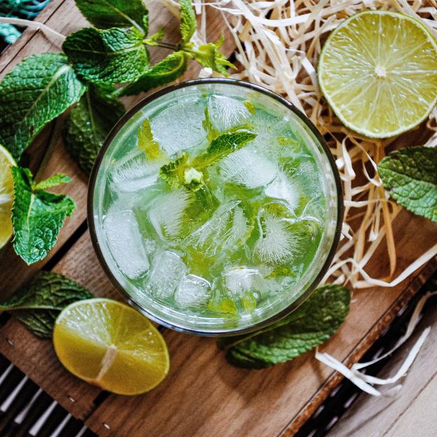 Disfruta de un delicioso mojito en tu casa con una receta sencilla y fácil.