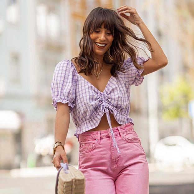 Top de vichy y vaqueros de colores, así es el bonito y baratísimo look de Primark que triunfa entre las influencers esta primavera