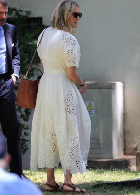 Marta Ortega combinó este vestido blanco de Zara con sandalias marrones.