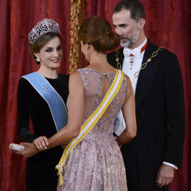 Vuelven las cenas de gala sin mascarillas: por qué el Rey Felipe nunca se sienta de espaldas a la puerta, qué significan las tiaras de la reina Letizia y otros secretos de las cita con más glamour del Palacio Real