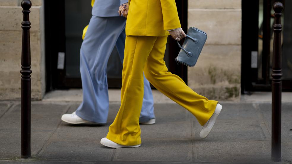 Las zapatillas blancas que puedes combinar con todo tu armario (y son perfectas para llevar con pantalón y falda)