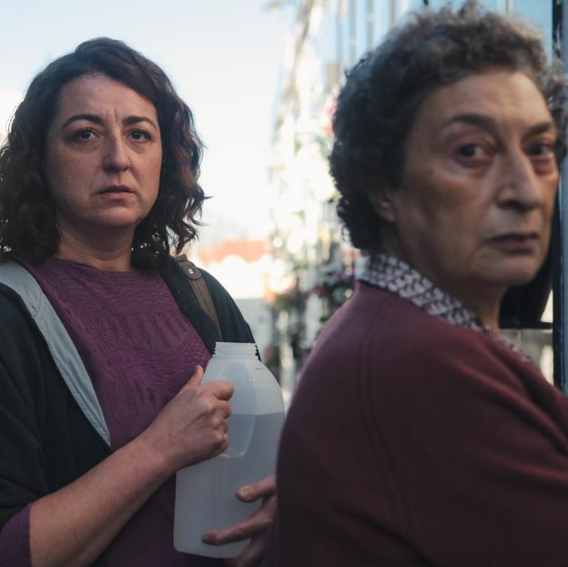 Norma (Lucía Veiga) y Balbina (Berta Ojea), en una imagen de Rapa. 