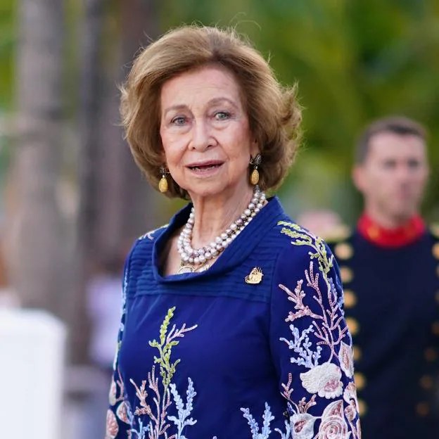 La reina Sofía sorprendió con un vestido largo y bordado con motivos marinos y corales en su viaje a Miami, donde conmemora el V centenario de la primera vuelta el mundo. 
