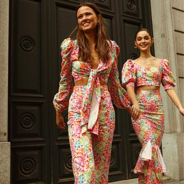 El look de invitada más buscado de Instagram es este made in Spain con estampado floral estiliza el cuerpo y favorece mucho | Mujer