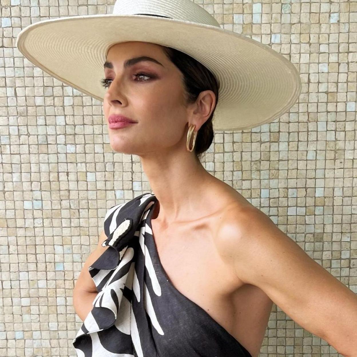 Eugenia Silva combinó su vestido con un sombrero./@eusilva