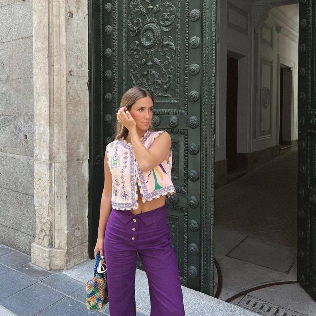 Esta influencer ha encontrado los pantalones más y favorecedores para combinar con el chaleco de Zara que lleva todo el mundo en Instagram (y tenemos una alternativa low cost) | Mujer