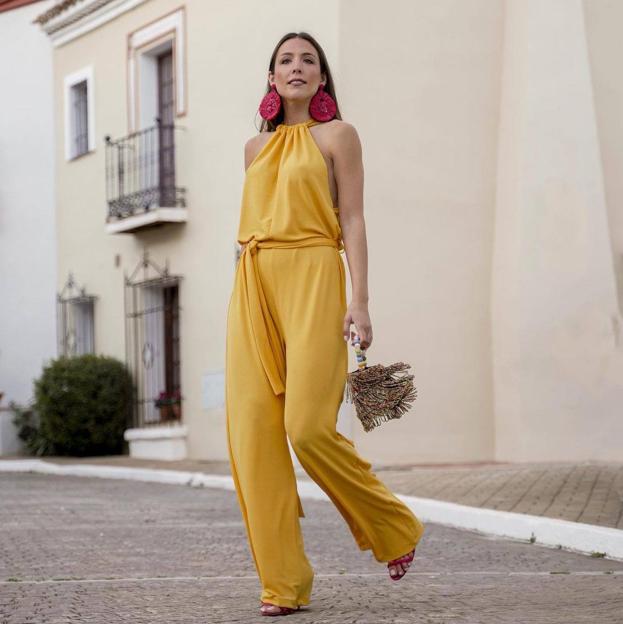 Este es el mono amarillo con efecto rejuvenecedor con el que arrasarás en tus looks de diario, noche o invitada, palabra de influencer